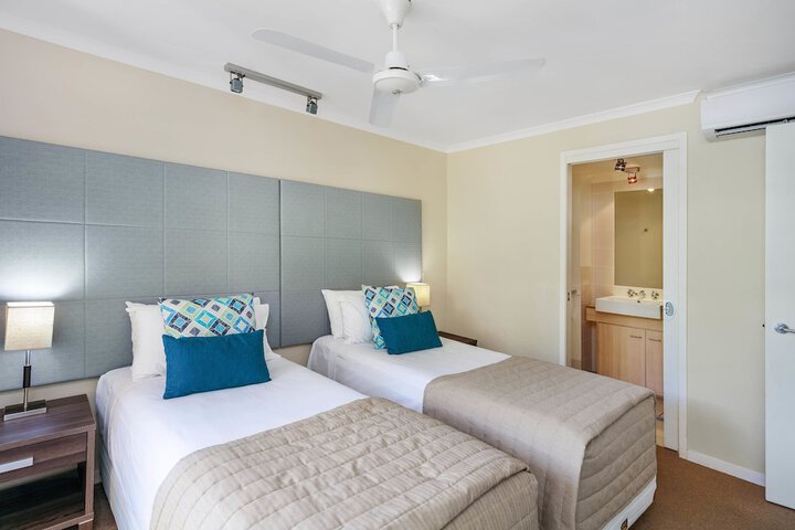 Room 6 of 100