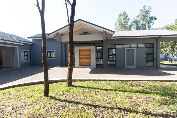 Upmarket 4 bed Chisipite House 2193