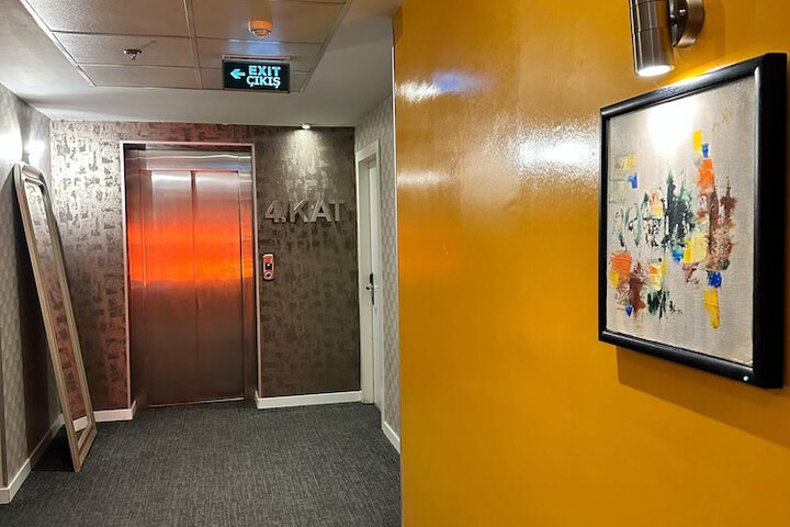 Ballroom/Hall 28 of 29