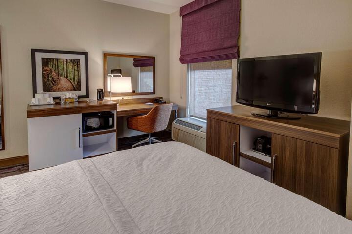 1 Queen Bed Walkin Shower Only (4 of 13)