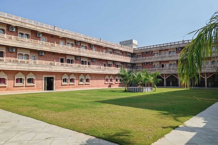 Hotel Rajwada Palace in Nivari