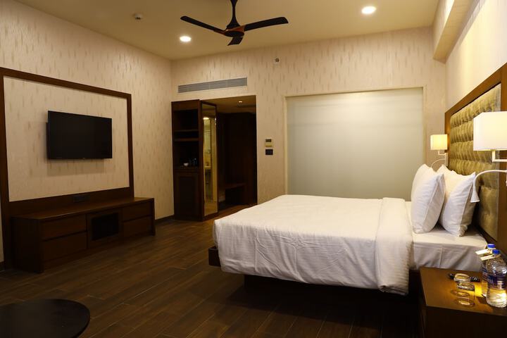 Room 8 of 118