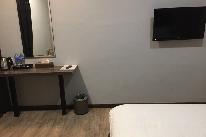 Room 8 of 19