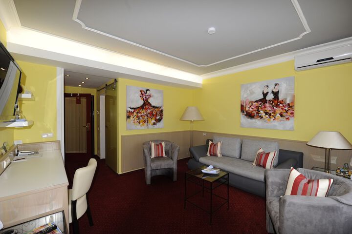 Room 10 of 32