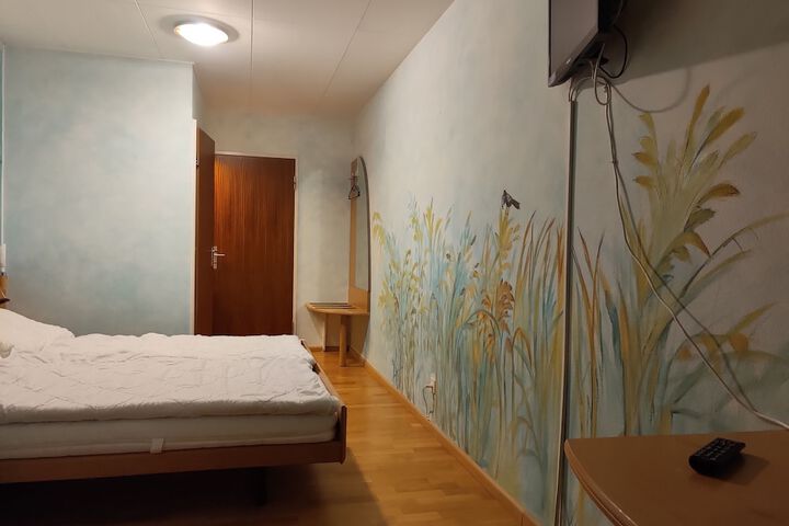 Room 7 of 12