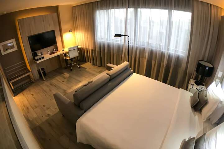 Room 33 of 110