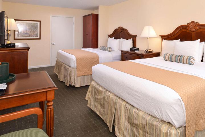 2 Queen Beds (1 of 14)