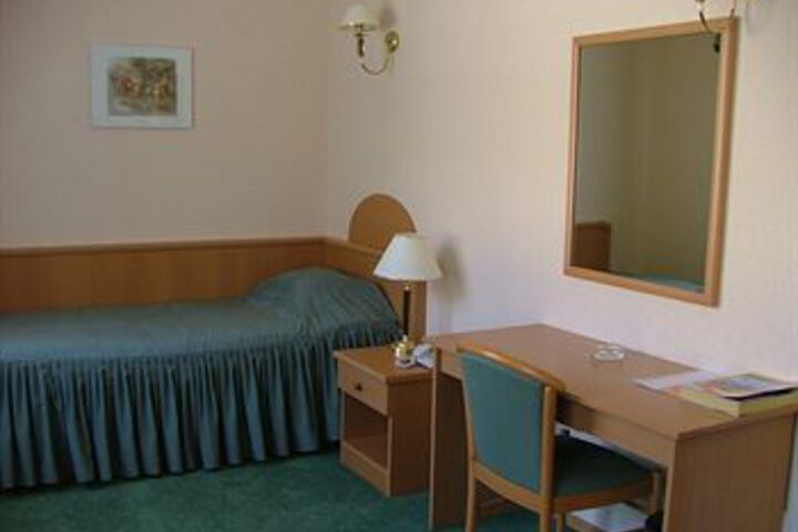 Room 6 of 15