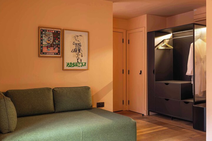 Room 22 of 102