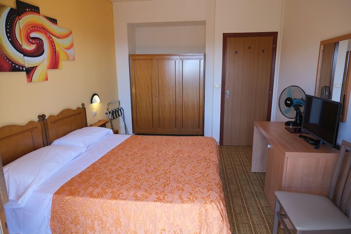 Room 9 of 28