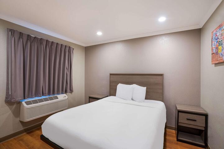 1 Queen Bed (24 of 24)