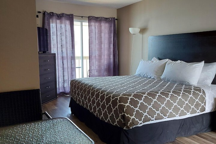 Room 4 of 176