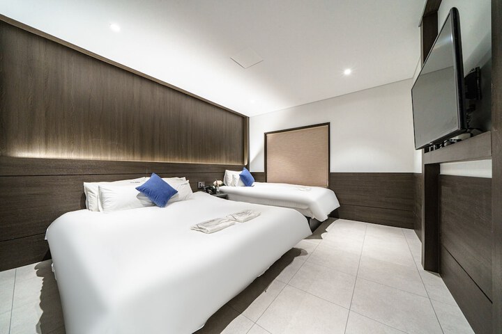 Room 10 of 48