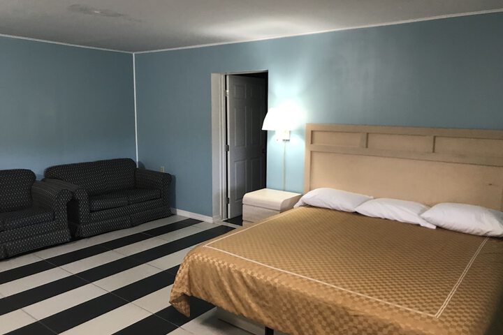 Room 10 of 32