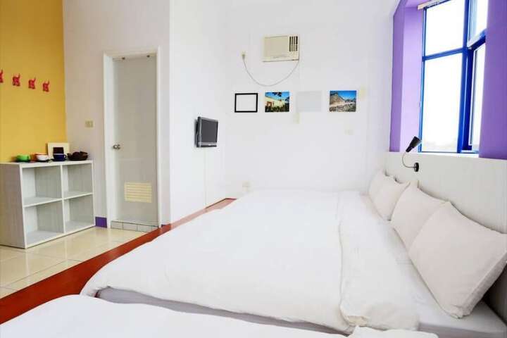 Room 10 of 14