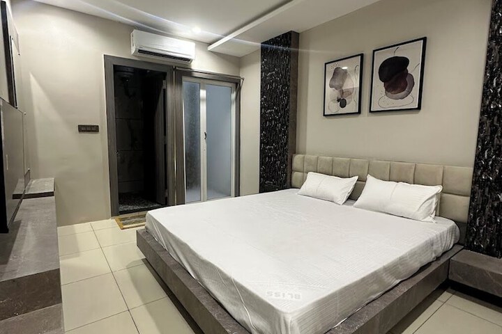 Room 5 of 8