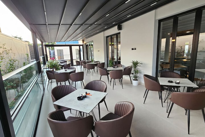 Lounge 49 of 56