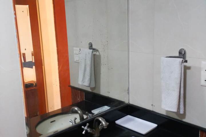 Room 17 of 28