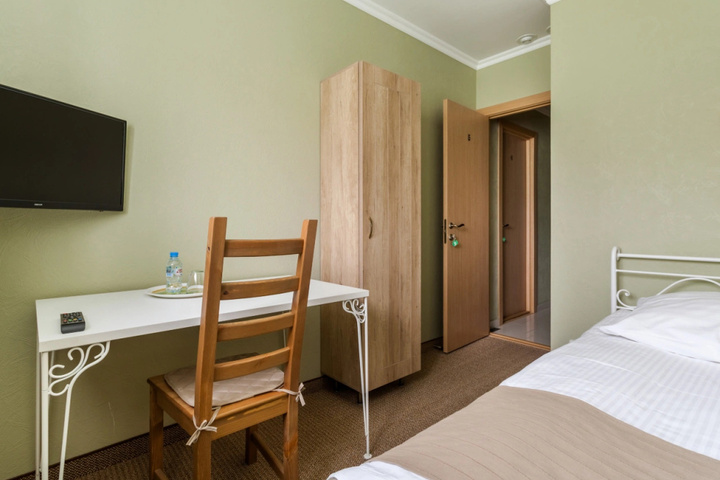 Room 10 of 27