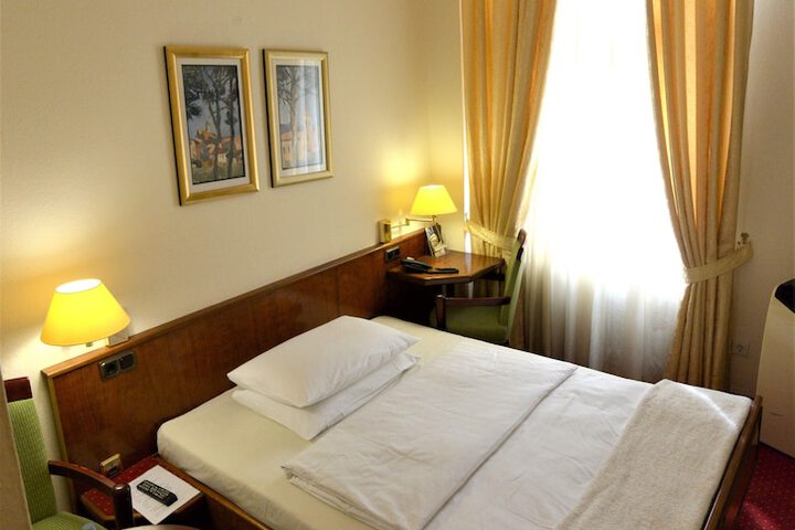 Room 26 of 38
