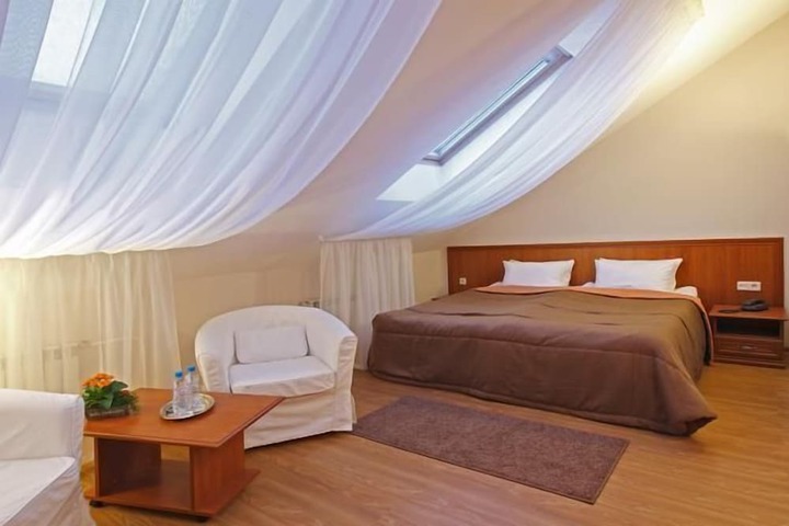 Room 6 of 25
