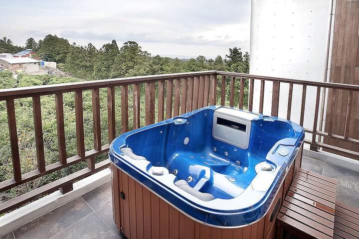 Hot Tub 19 of 39