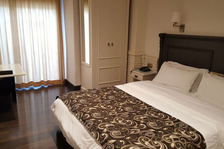 Room 4 of 37
