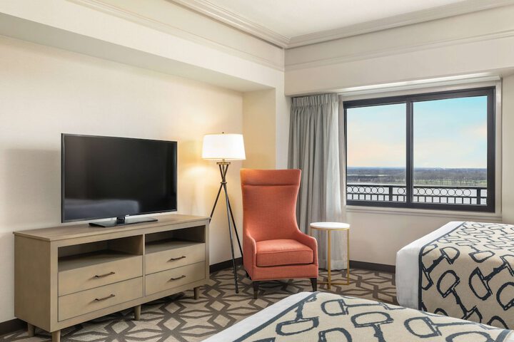 Executive Suite King Bed Accessible (6 of 22)