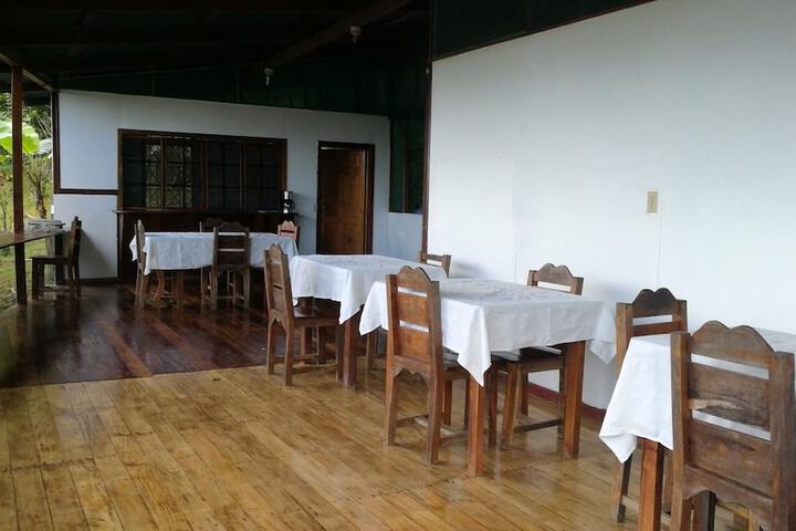 Dining 33 of 44