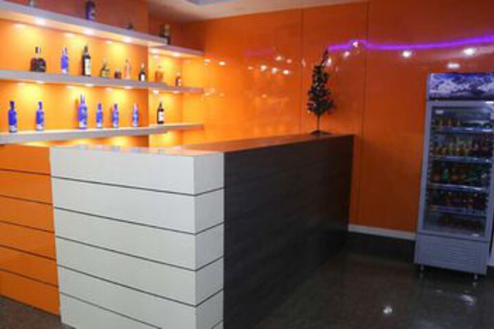 Lounge 8 of 12