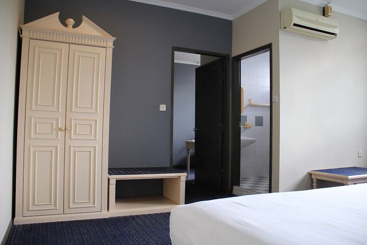 Room 9 of 15