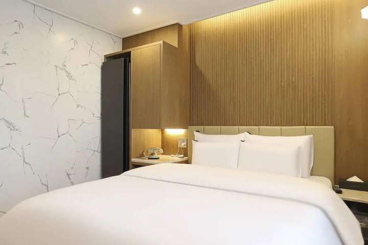 Room 4 of 109