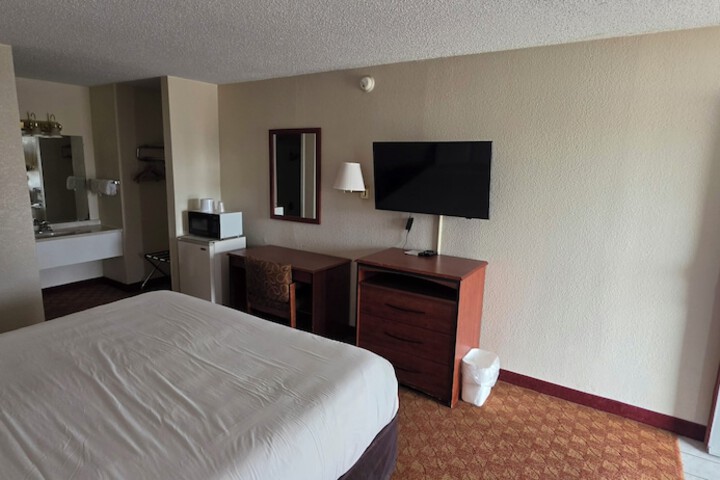 Room 6 of 13