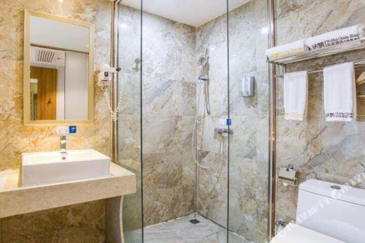 Wodun Platinum Hotel (Qinzhou East Railway Station Niannianfeng Plaza)