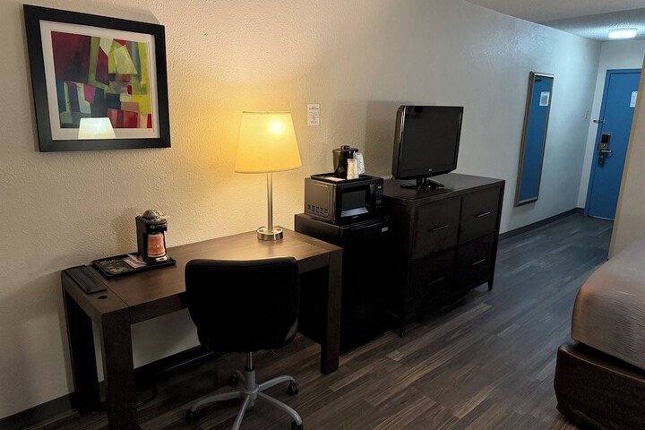 1 King Bed Business Room (8 of 19)