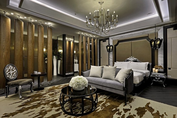 Room 8 of 42