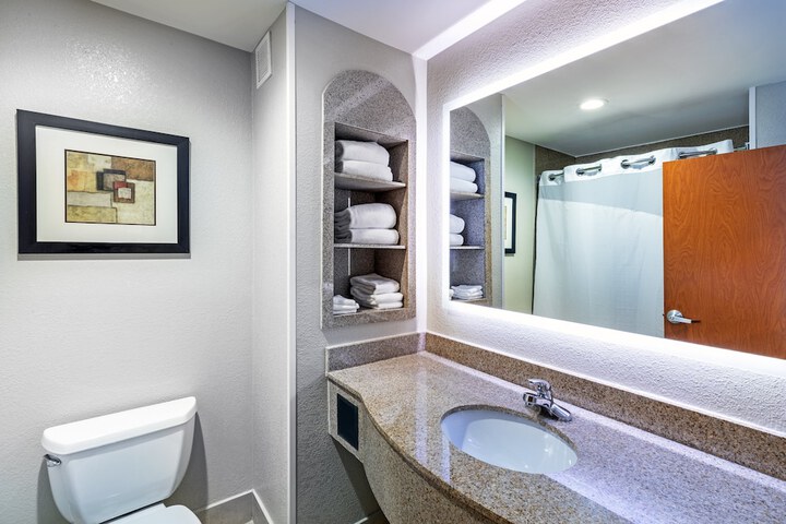2 Queen Beds Suite Comm Accessible Tub (3 of 9)