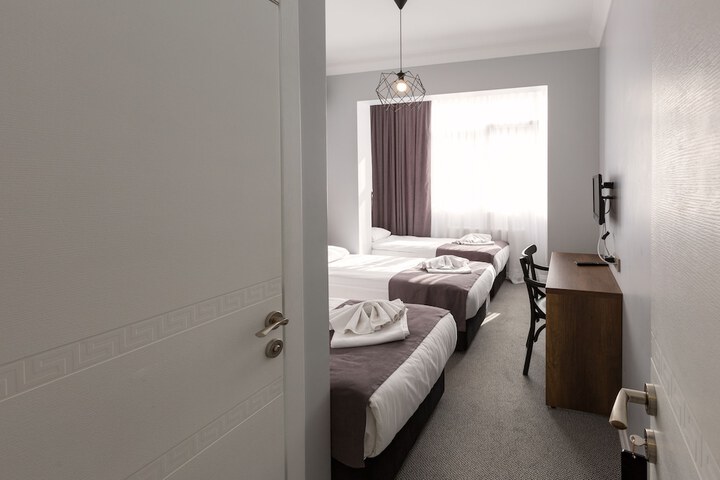 Room 10 of 28