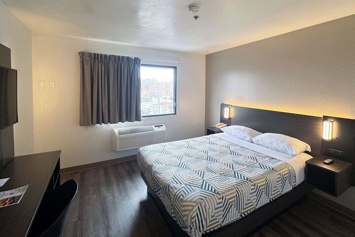 1 Queen Bed (2 of 7)