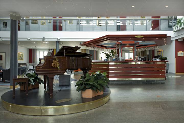 Entrance & Lobby