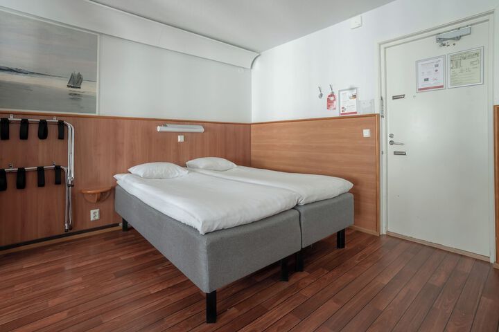 Room 6 of 16