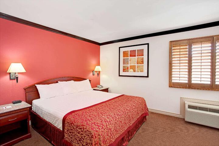 Deluxe King Bed (5 of 7)