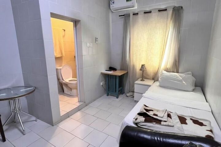 Room 7 of 33