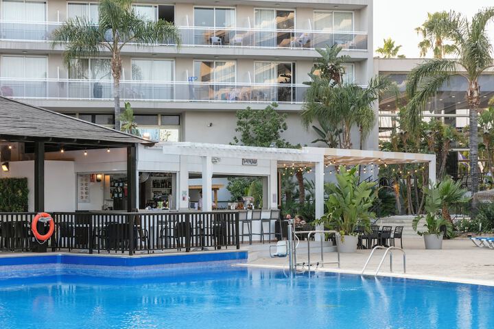 Swim-up bar