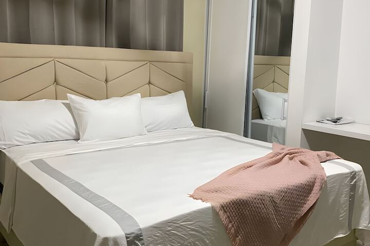 Room 17 of 28