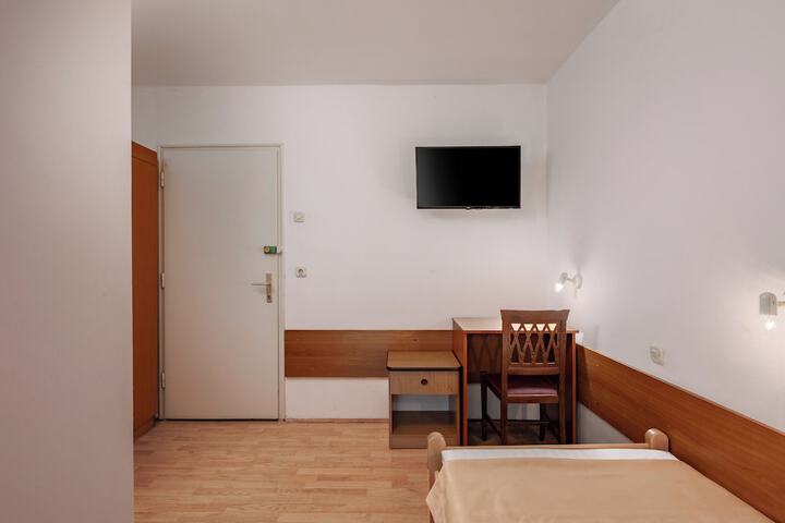 Room 13 of 25
