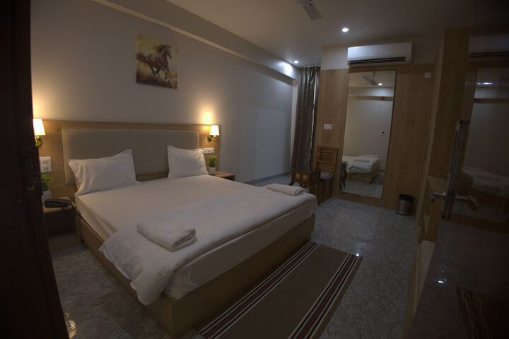 Room 10 of 16