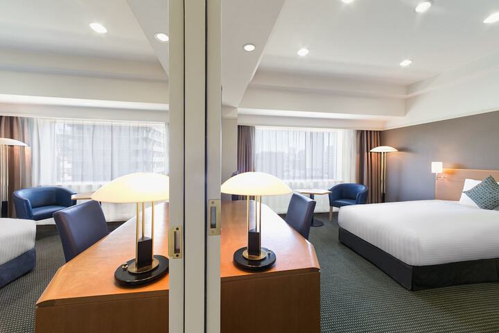 Room 11 of 102