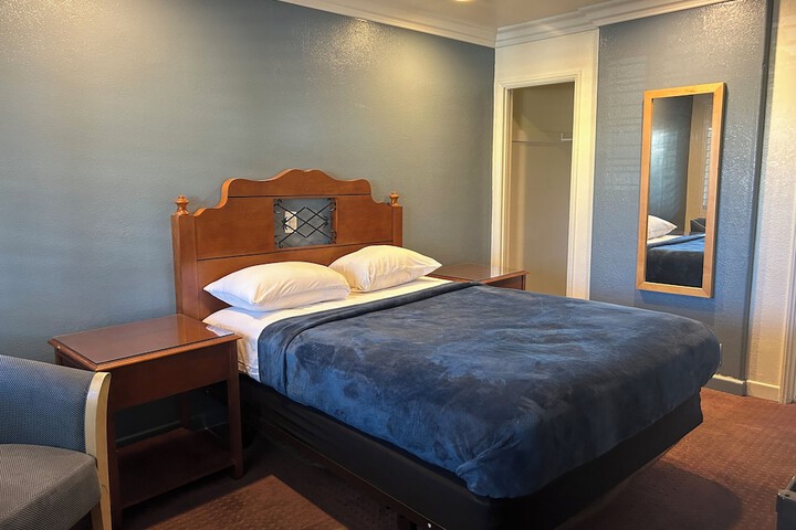 1 Queen Bed (5 of 13)