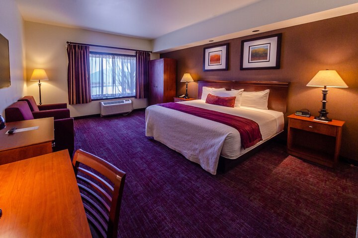 Deluxe King Bed (4 of 30)